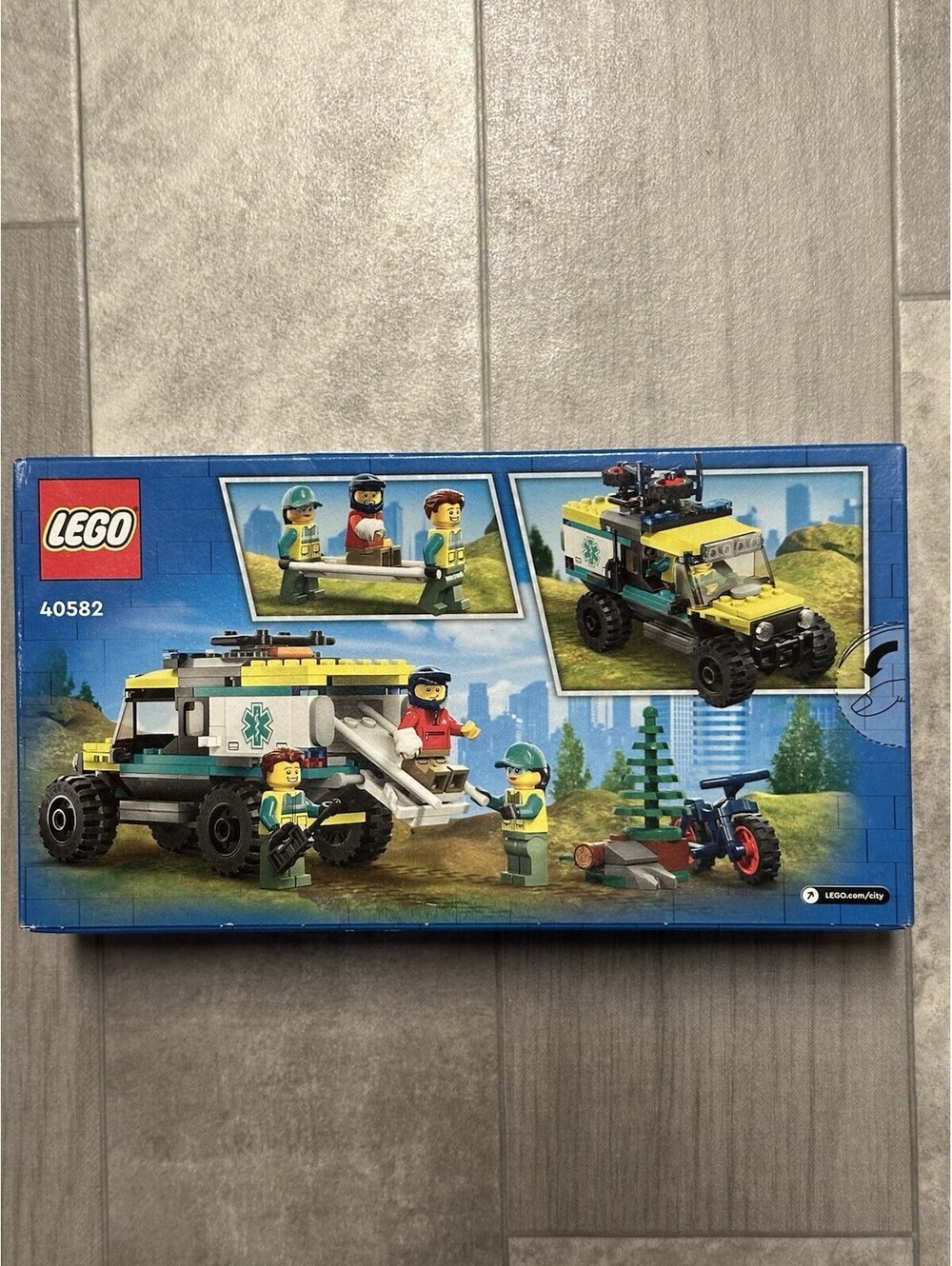 LEGO 40582 - City - 4x4 Off-Road Ambulance Rescue - 2023 - NEW & Sealed - Picture 2 of 4
